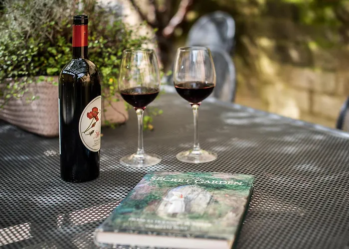 Semesterbostad Secret Garden *